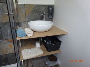 Chuveiro, secador de cabelo, toalhas de banho, sabonete