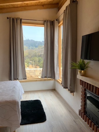 1 habitación, cortinas blackout y tabla de planchar con plancha