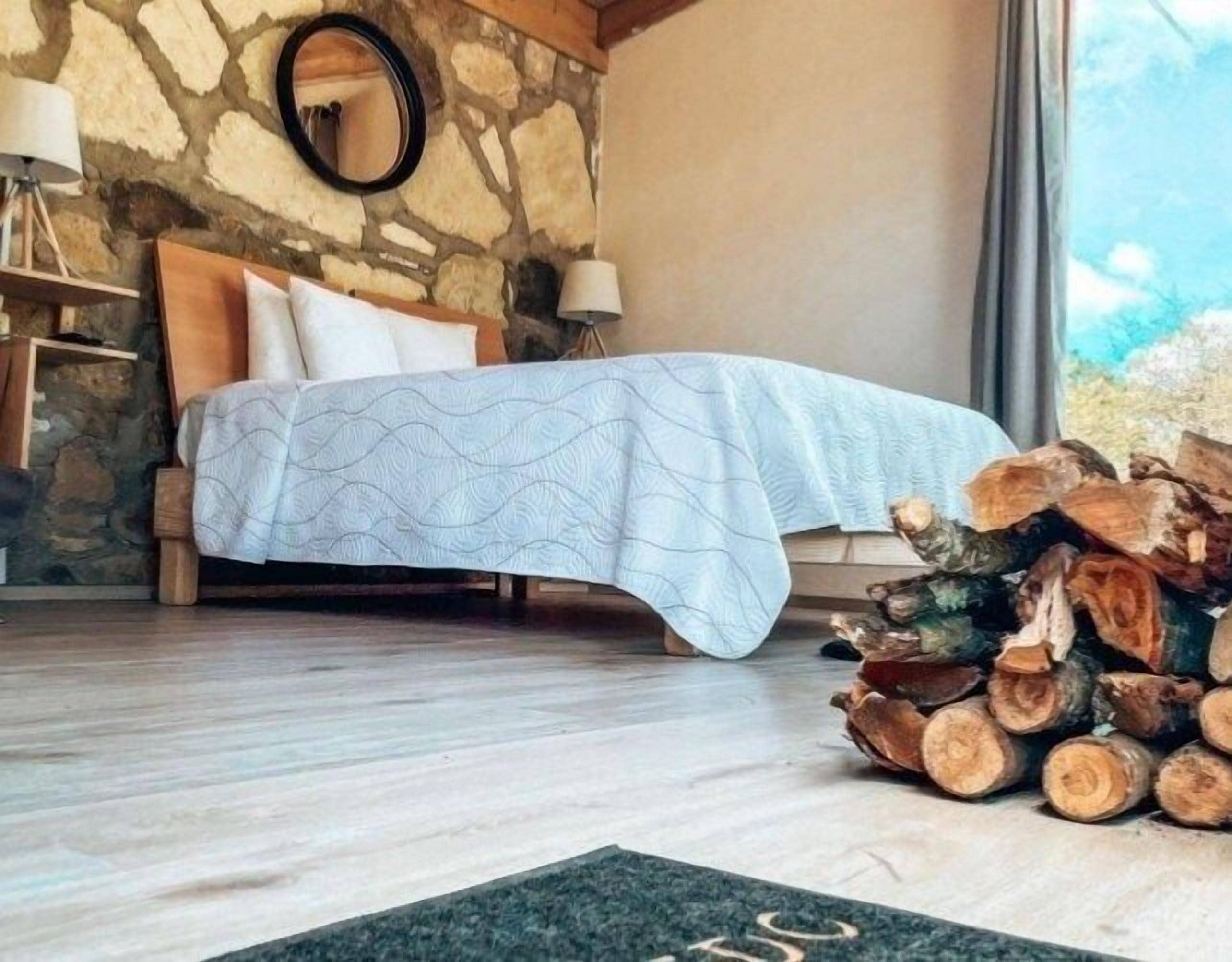 Cabin | 1 bedroom, blackout drapes, iron/ironing board, free WiFi