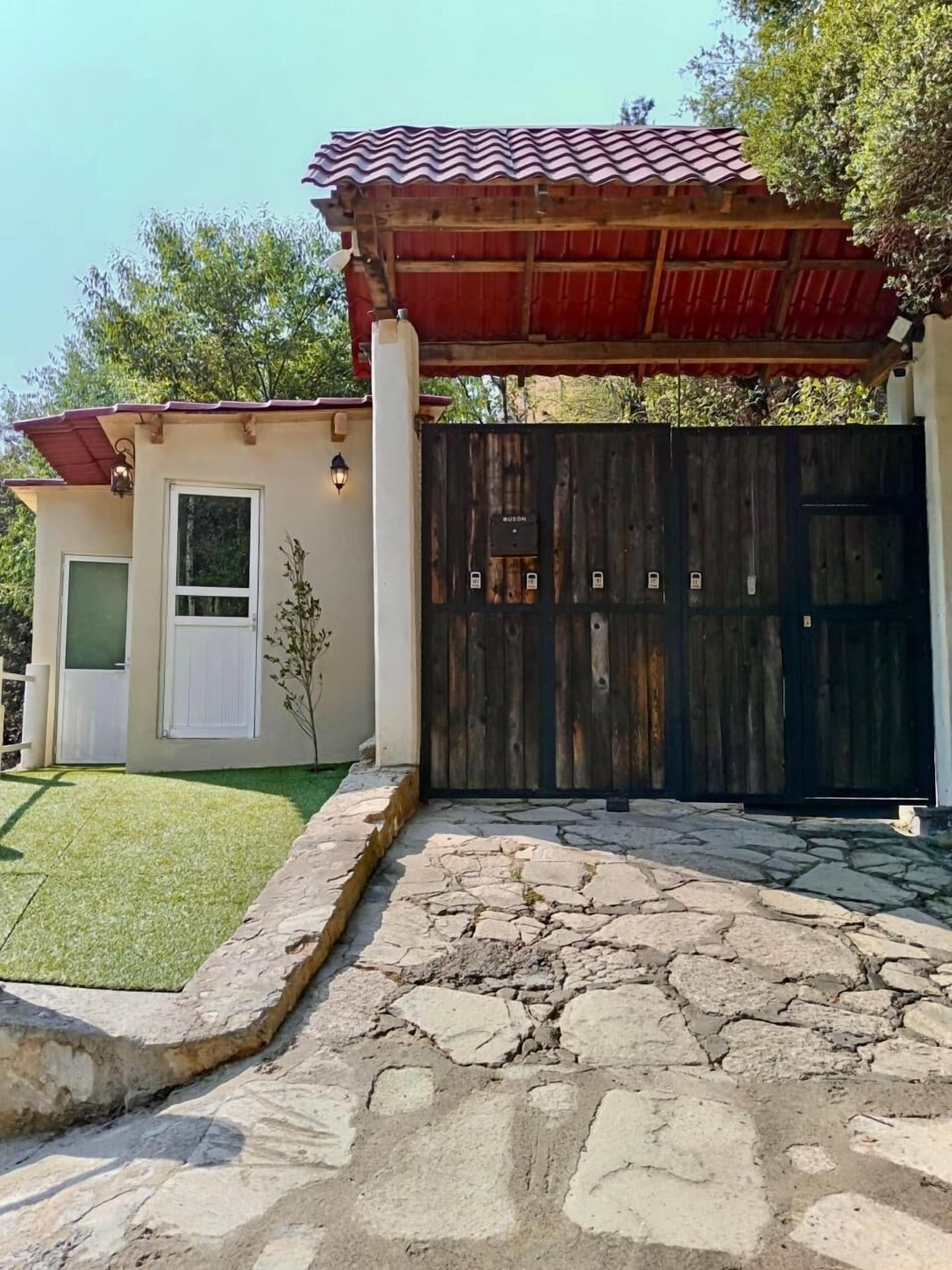 Vista frontal de la propiedad