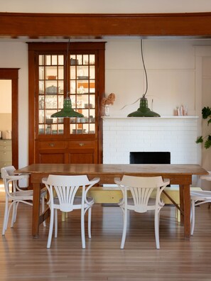 Dining - At Leo's by Maison Dudley (Lac-Mégantic)