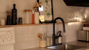 Kahvin-/teenkeitin, jääkaappi, mikroaaltouuni, uuni