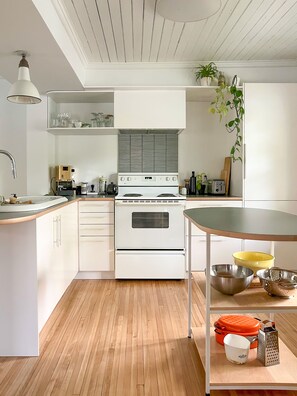 Kjøleskap, mikrobølgeovn, ovn og kokeplater