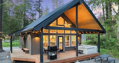 Cozy cabin retreat w/hot tub less than 5 mi to Mt Rainier NP