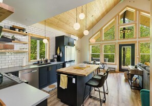 Jääkaappi, mikroaaltouuni, uuni, liesi