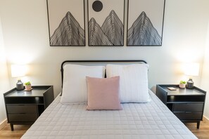 2 bedrooms, travel cot, free WiFi, bed sheets