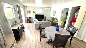 Un espacio habitable compacto con comedor, cocina y sala de estar.