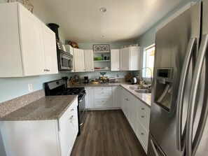 Mikrovågsugn, ugn, spishäll och barnstol