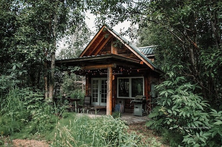 Exterior. Relax at this cozy, well appointed cabin located in sunny Knik, Alaska.