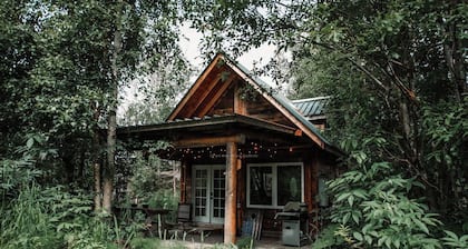 Relax at this cozy, well appointed cabin located in sunny Knik, Alaska.