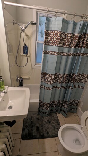 Toallas, jabón, papel de baño 