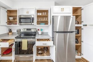 Kühlschrank, Mikrowelle, Ofen, Herdplatte