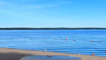 Beach nearby, sun-loungers, beach towels