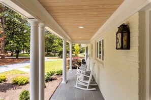 Terrace/patio - Spacious vacation home in the historic village of Pinehurst (Pinehurst)