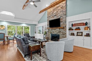 Smart TV, caminetto, libri, stampante