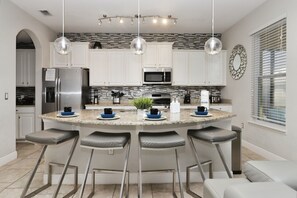 Grand réfrigérateur, micro-ondes, four, plaque de cuisson