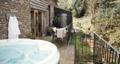 Hatterrall Barn - Luxury Barn Conversion With Hot Tub, Garden and Mountain Views