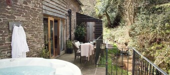Hatterrall Barn - Luxury Barn Conversion With Hot Tub, Garden and Mountain Views