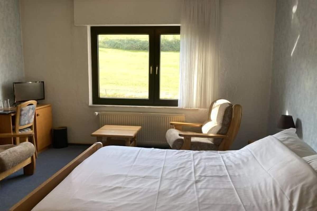 1 bedroom, desk, bed sheets