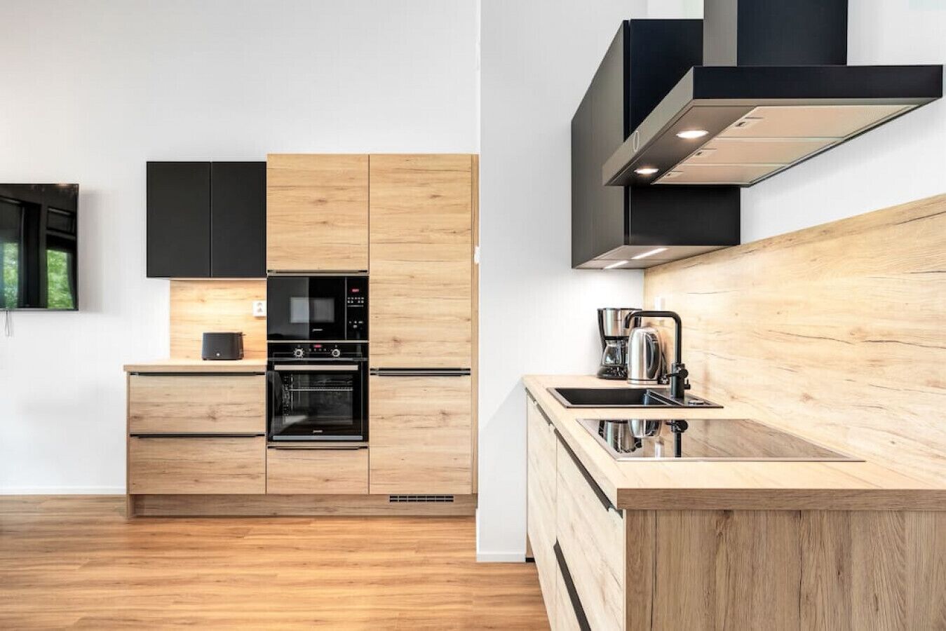 Kjøleskap, mikrobølgeovn, ovn og kokeplater