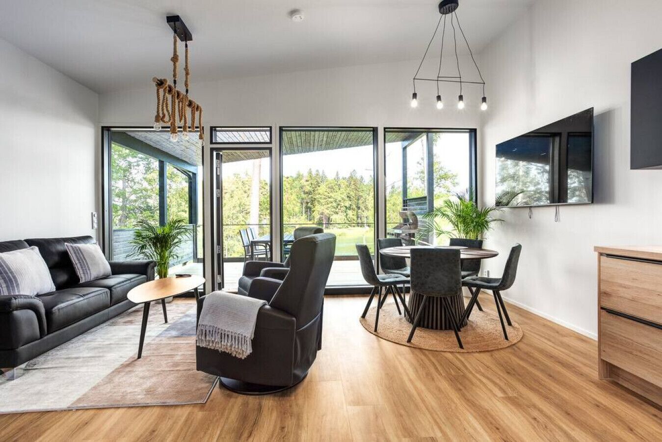 Tv, eldstad och ett bordtennisbord