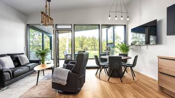 Fernseher, Kamin, Tischtennisplatte