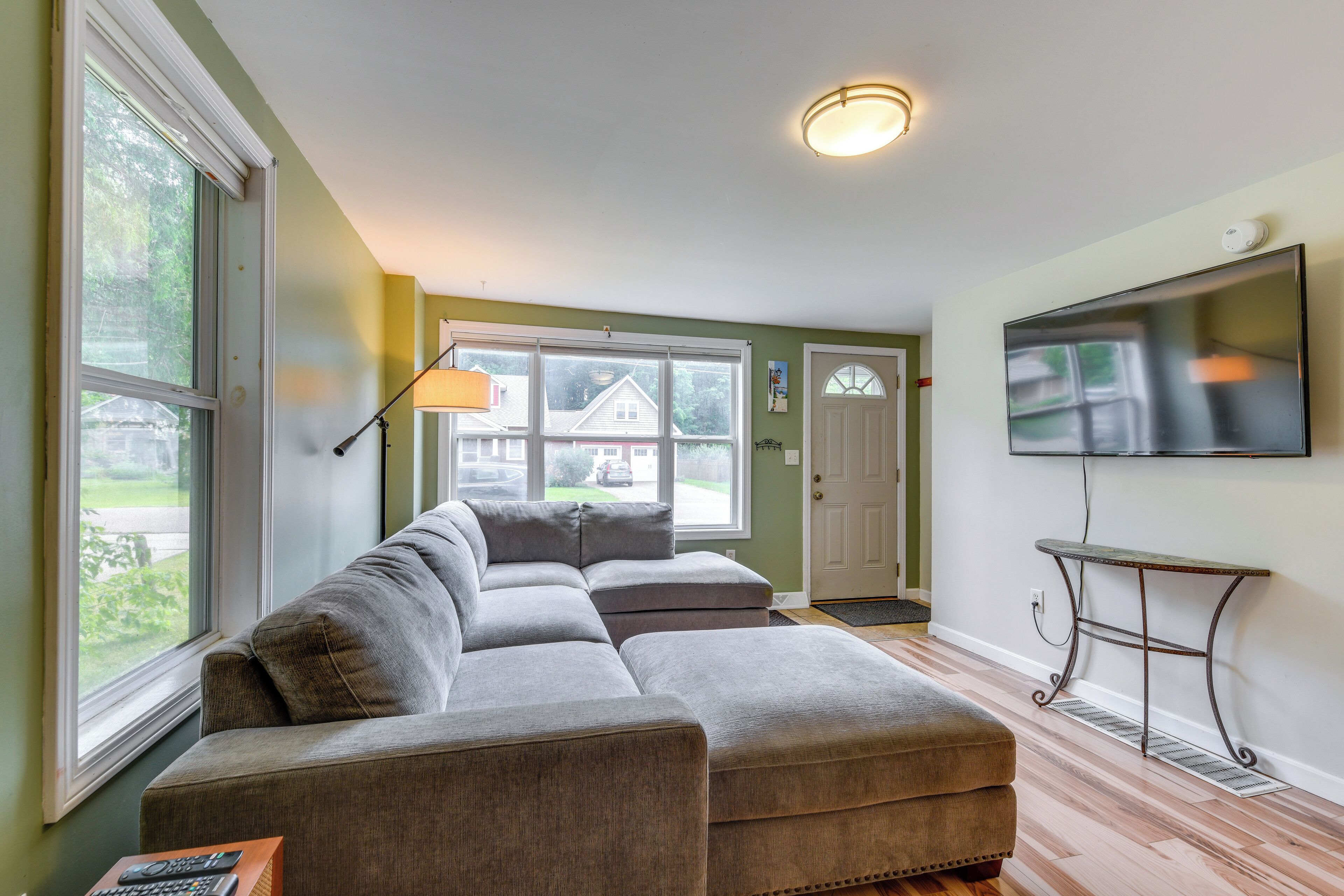 Quiet Home: Yard, Patio, Near Downtown Burlington