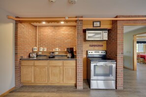 Fridge, microwave, stovetop, dishwasher - Nature's Paradise: Rustic Retreat in Wisconsin! (Webster)