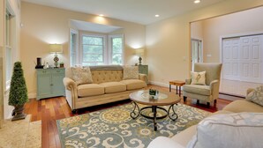 A living room with a beige sofa, a round coffee table, and a patterned rug. - Glen Spey Home w/ Grill ~ 5 Mi to Delaware River (Glen Spey)