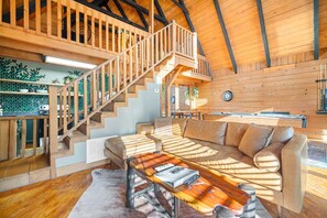 Smart TV, fireplace, table football - Pet friendly, new hot tub, overlooks Fork of Red River. (Slade)