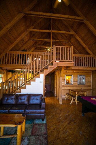 Pet friendly, with a new hot tub. Overlooks fork of Red River.