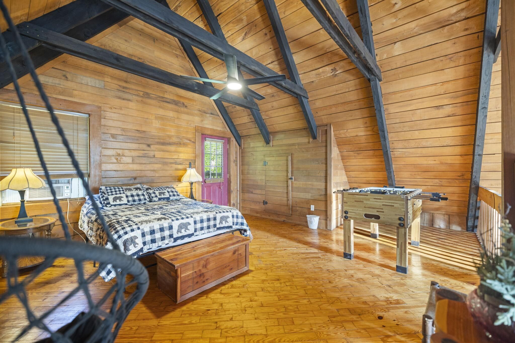 2 bedrooms, desk, WiFi (free), bed sheets