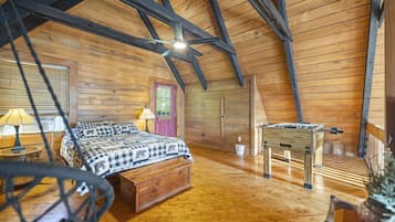 2 bedrooms, desk, WiFi (free), bed sheets