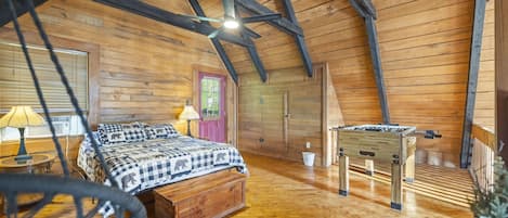 2 bedrooms, desk, WiFi (free), bed sheets