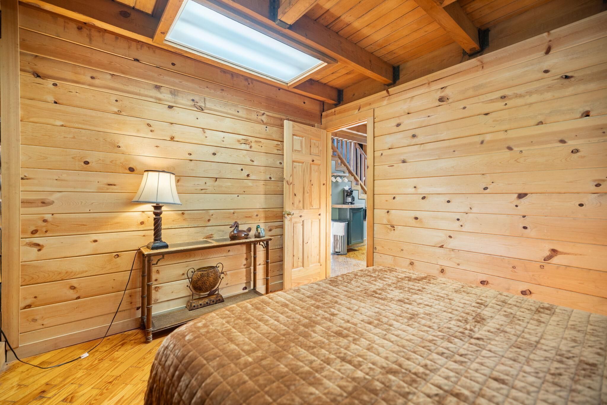 2 bedrooms, desk, WiFi (free), bed sheets