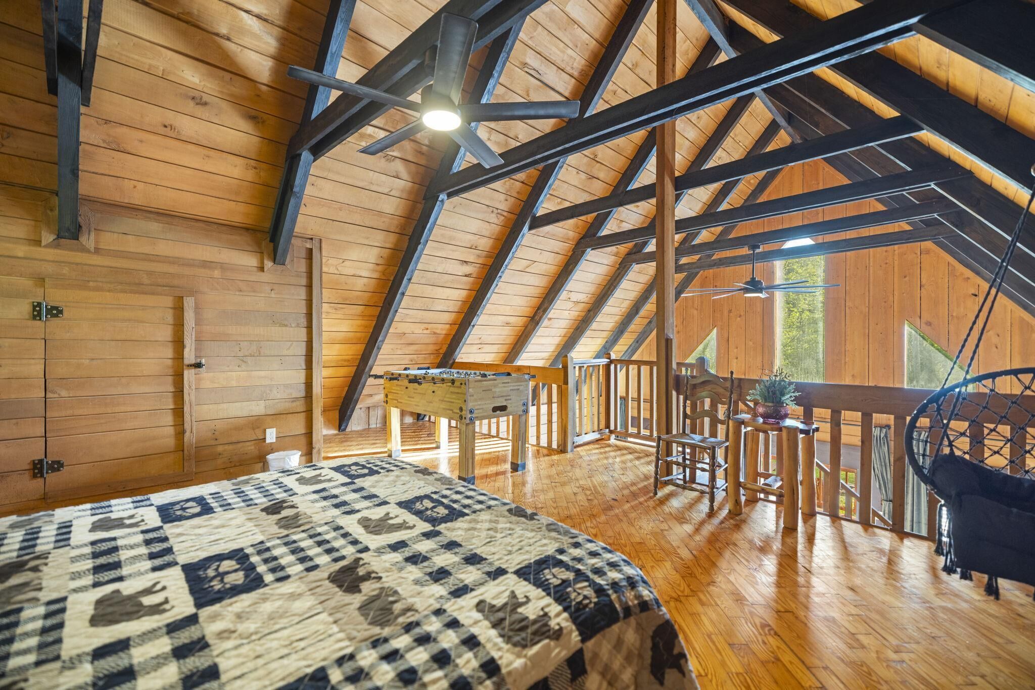 2 bedrooms, desk, WiFi (free), bed sheets