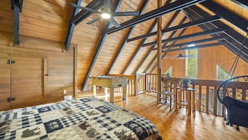 2 bedrooms, desk, WiFi (free), bed sheets