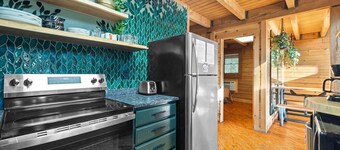 Pet friendly, new hot tub, overlooks Fork of Red River.