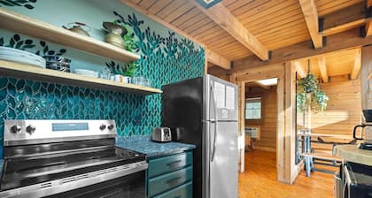 Pet friendly, new hot tub, overlooks Fork of Red River.