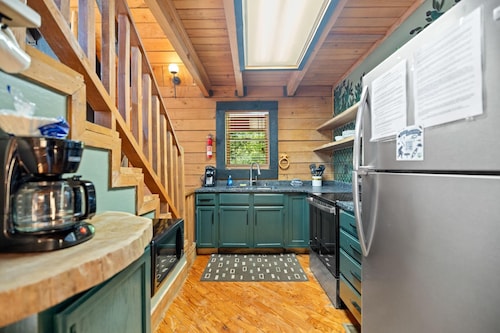 Pet friendly, new hot tub, overlooks Fork of Red River.
