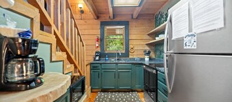 Pet friendly, new hot tub, overlooks Fork of Red River.