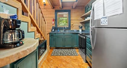 Pet friendly, new hot tub, overlooks Fork of Red River.