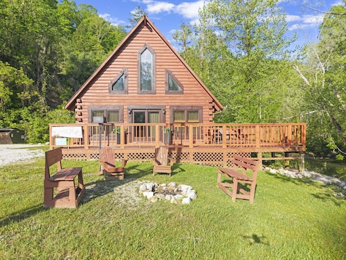 Pet friendly, new hot tub, overlooks Fork of Red River.