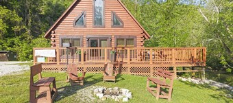 Pet friendly, new hot tub, overlooks Fork of Red River.