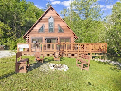 Pet friendly, new hot tub, overlooks Fork of Red River.