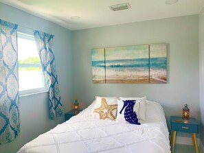 3 bedrooms, desk, WiFi, bed sheets