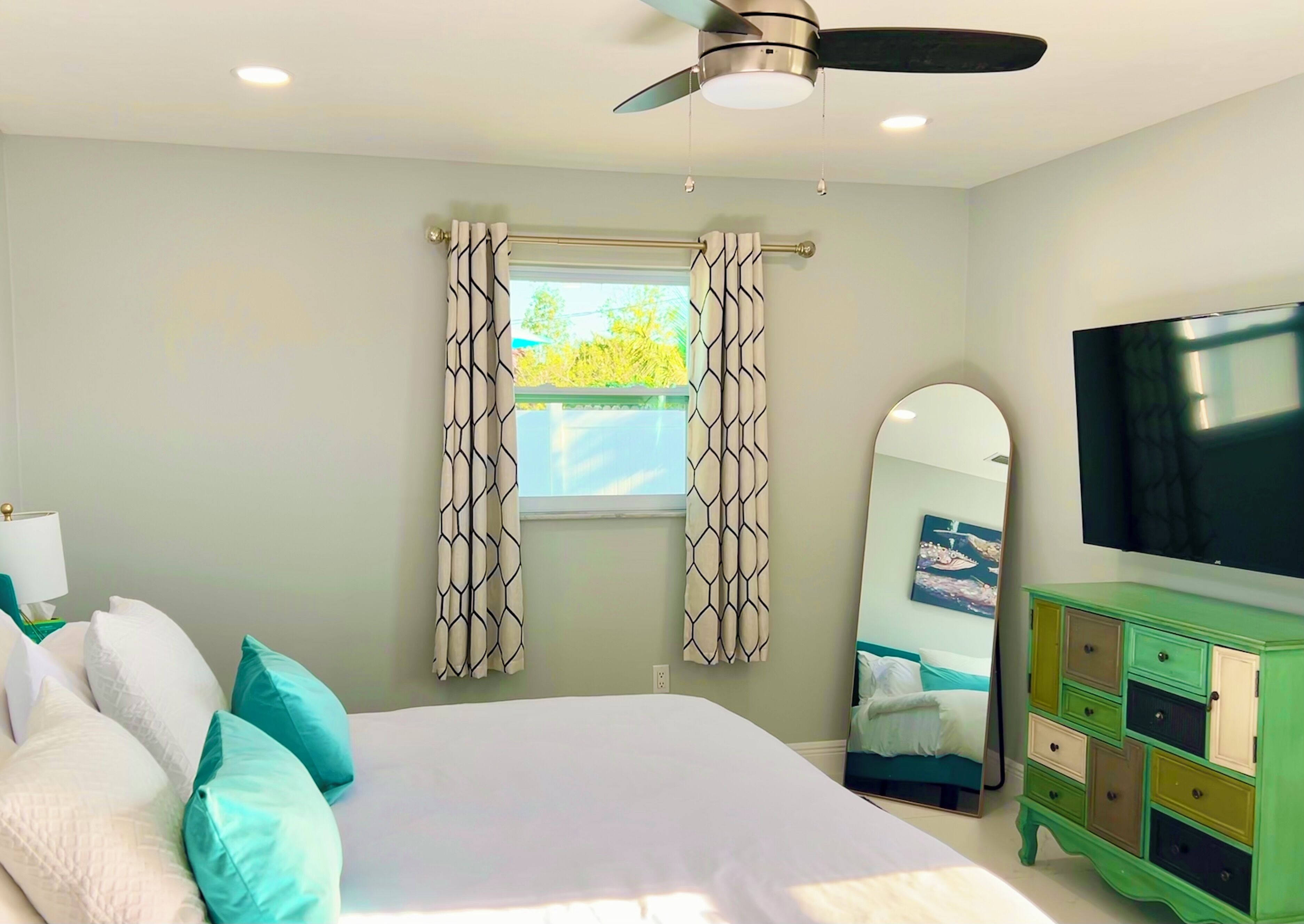 3 bedrooms, desk, WiFi, bed sheets