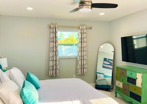 3 bedrooms, desk, WiFi, bed sheets - Naples Vacation Home
(Naples)