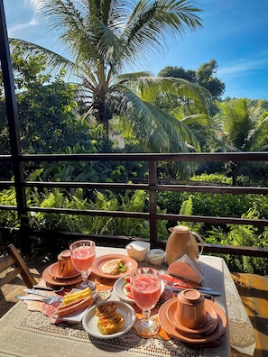 Free daily local cuisine breakfast - Pousada Unaí - Casa Flor (Fernando de Noronha)