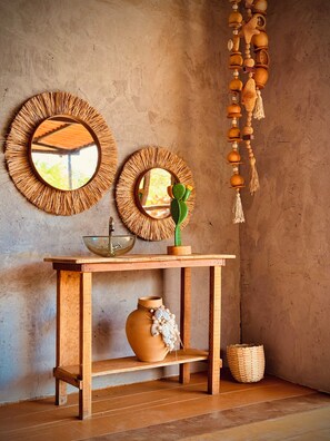 32-inch flat-screen TV with cable channels - Pousada Unaí - Casa Flor (Fernando de Noronha)